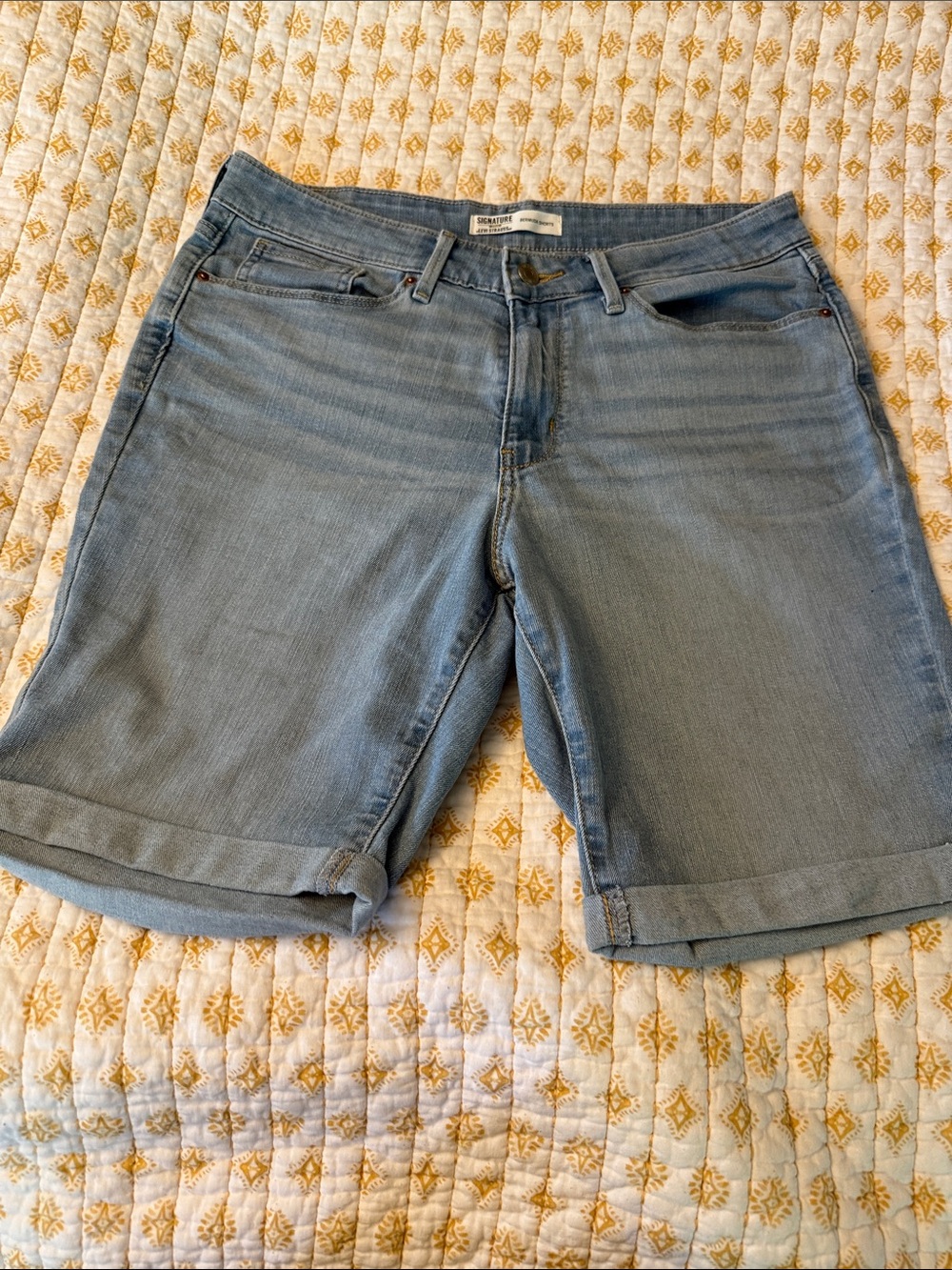 Levi Strauss Light Wash Denim Roll-Cuff Women's Shorts size 10 waist 30"